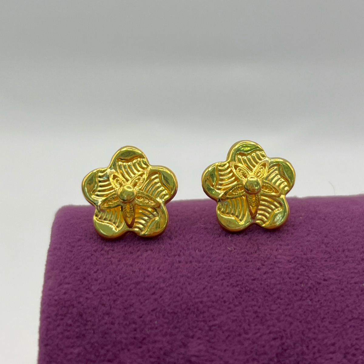 22 Ayar Altın Küpe çiçekli vidalı 2.23gr - K01104