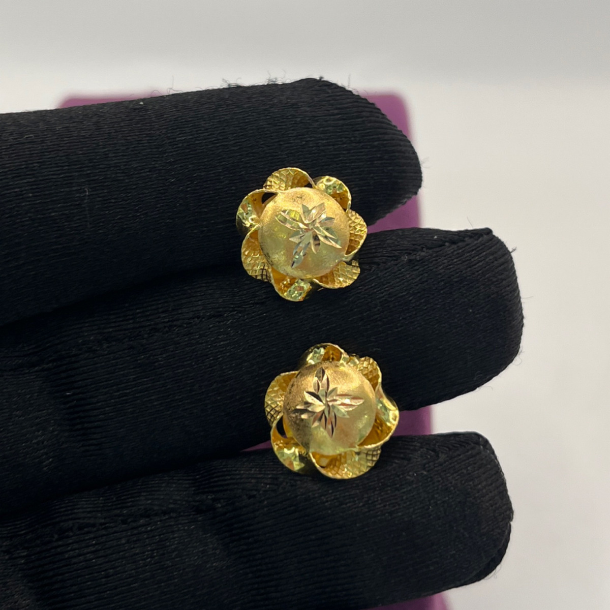 22 Ayar Altın Küpe Vidalı Çiçekli 3.15gr - K01105 - Fotoğraf 3
