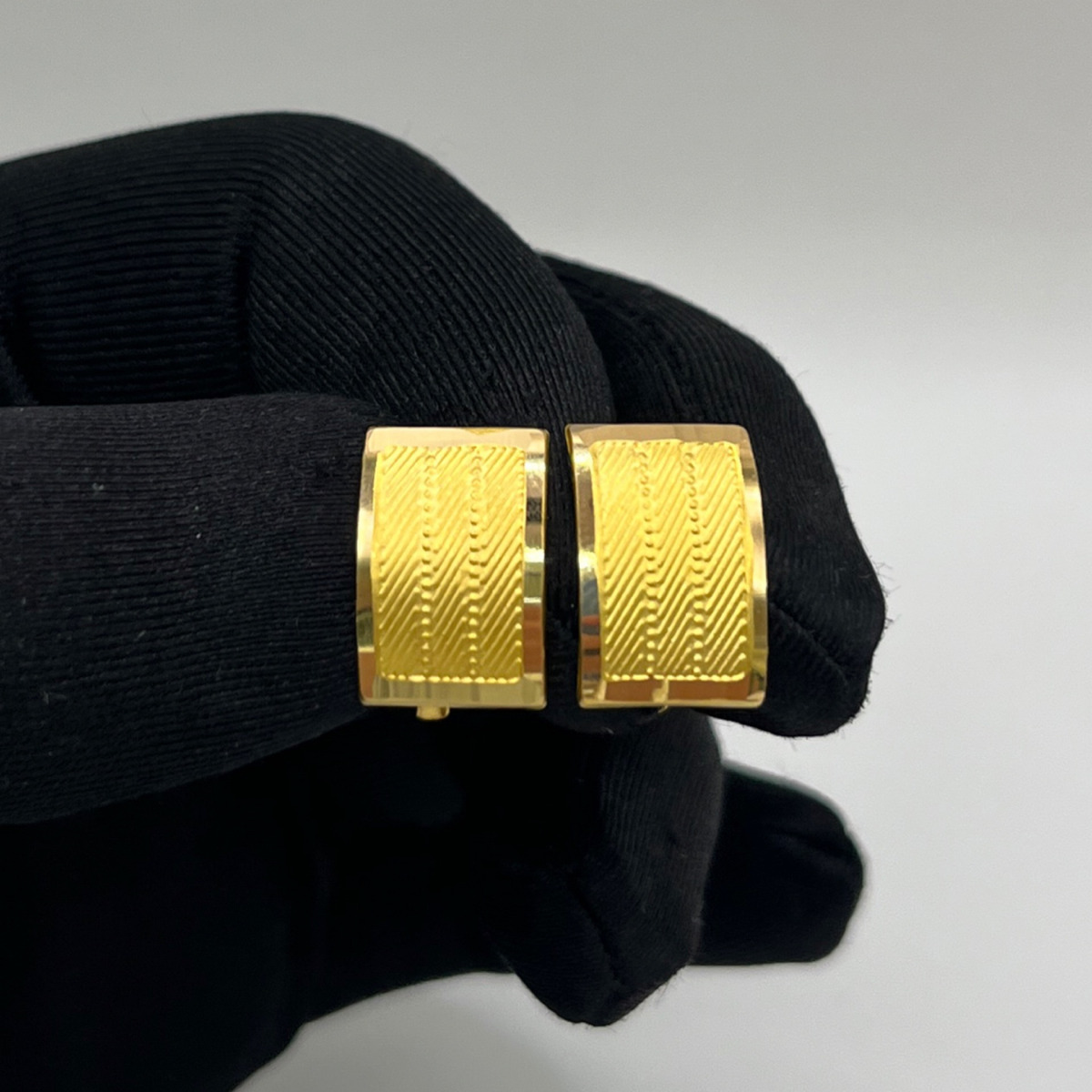 Hasır Plaka Altın J Küpe 22 Ayar 2.68gr - K01308