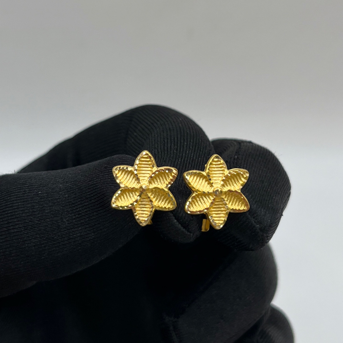 Çiçek Altın J Küpe 22 Ayar 1.77gr - K01336 - Fotoğraf 1